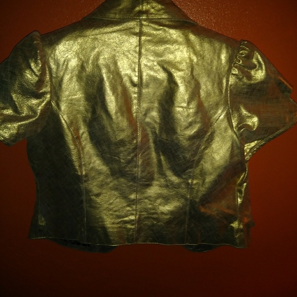 Gorgeous short sleeve blazer. - Picture 3 of 4